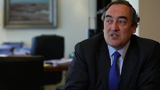 La CEOE aboga por reducir el número de funcionarios antes que bajarles el sueldo