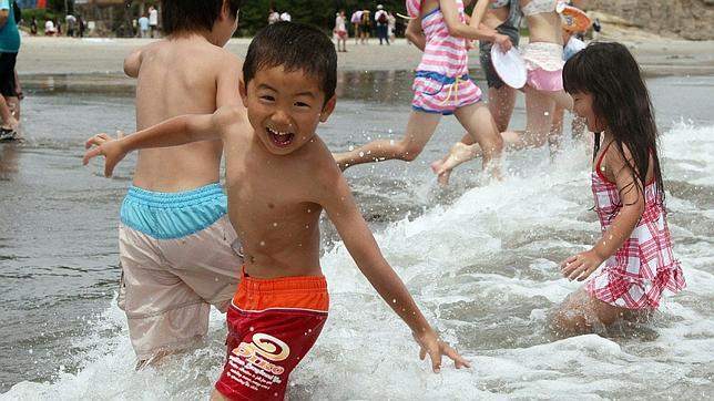 Reabren una playa cercana a Fukushima