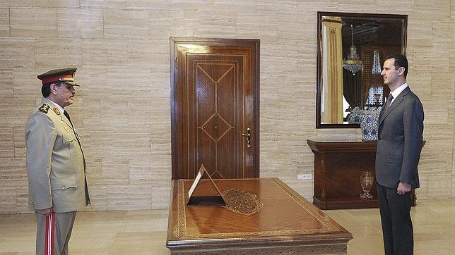 Al Assad acalla los rumores y reaparece en la jura del nuevo ministro de Defensa
