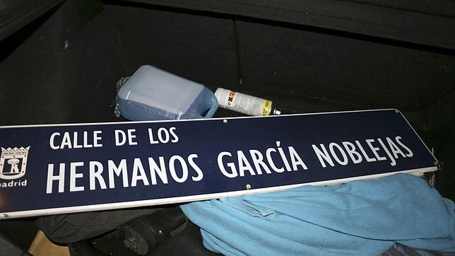 El Foro por la Memoria retira la placa de la calle Hermanos García Noblejas