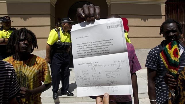 Anulan la orden de desalojo de una nave en la que viven 300 inmigrantes en Barcelona