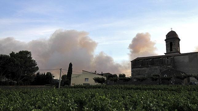 El humo del incendio de Gerona llega al Maresme y Barcelona