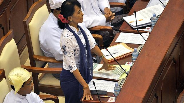Suu Kyi, ante el Parlamento birmano: «La guerra civil aún no ha terminado»