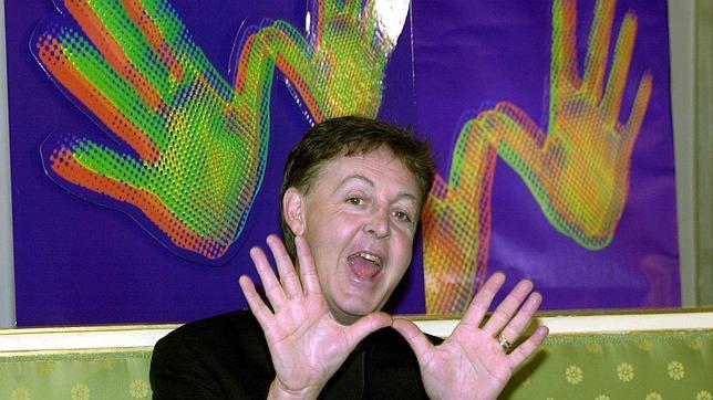 Paul McCartney pide la liberación de un elefante encadenado en un templo hindú