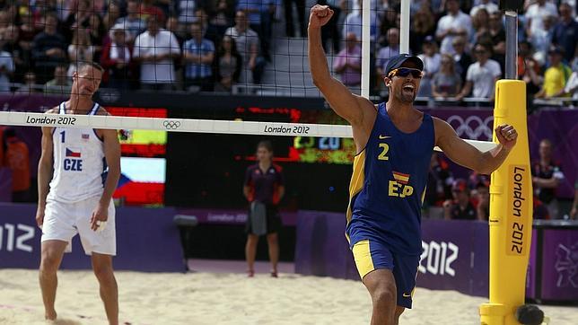 Londres 2012: Pablo Herrera y Adrián Gavira debutan con victoria en voley playa