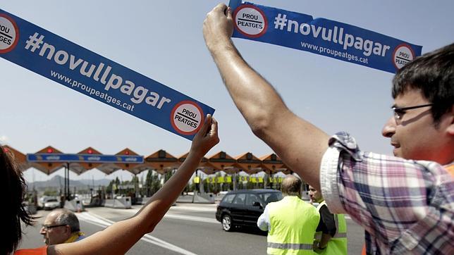 Conductores insumisos bloquean un peaje en Cataluña y generan colas en la autopista