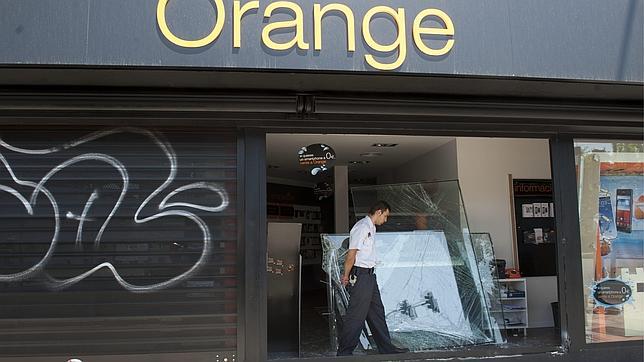 Alunizan contra una tienda de móviles y asaltan a mazazos otra