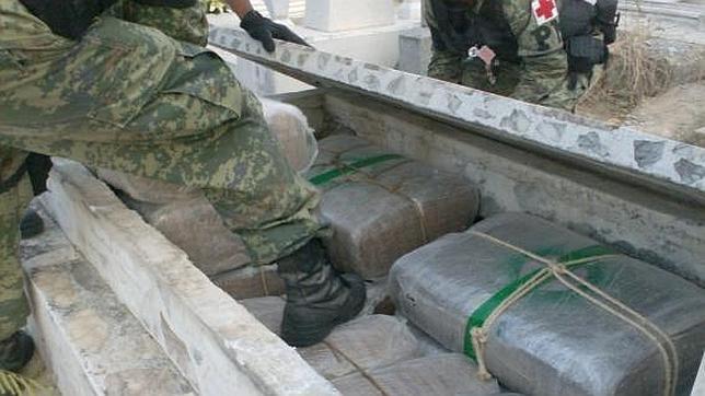 Descubren dos toneladas de marihuana escondida en tumbas de un cementerio en México