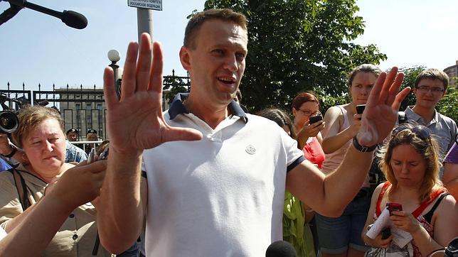 Rusia mantiene bajo arresto domiciliario al bloguero opositor Navalny tras acusarlo de fraude