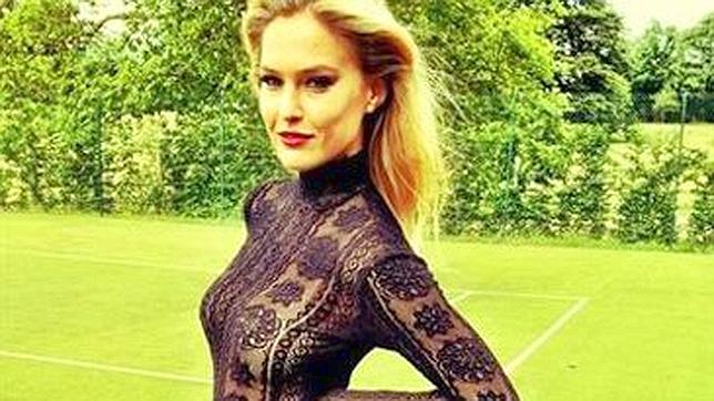 Bar Refaeli, muy sexy cubierta de encaje negro