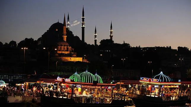 Impiden a una mujer turca acceder con vino a un barco en Estambul por el Ramadán