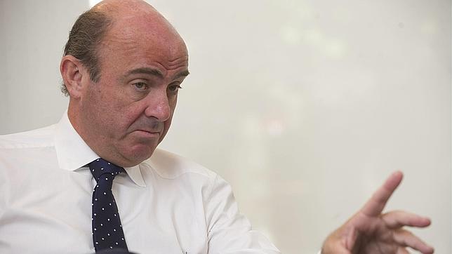 Guindos: «Tenemos tiempo para esperar a que los detalles de la ayuda se despejen»