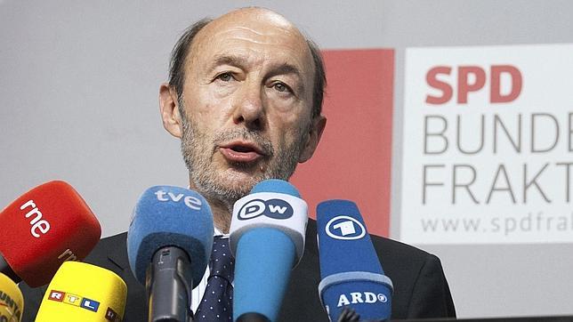 Rubalcaba, en Berlín: «El BCE tiene instrumentos para hacer frente a la situación de la deuda española»