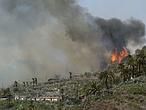 Frenan el avance del fuego en La Palma, pero sigue sin control en La Gomera