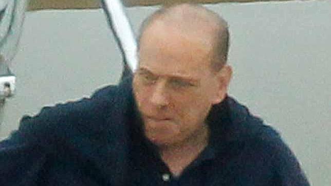 Berlusconi luce calva en Cerdeña