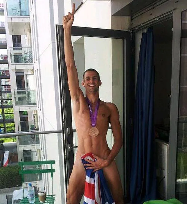 Londres Robbie Grabarz Escandaliza A Reino Unido Desnudo Con Su Bronce