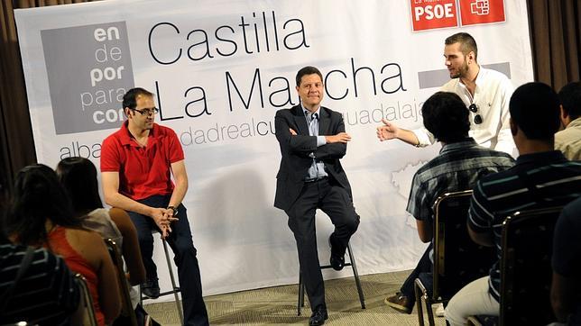 El PSOE ofrece a Rajoy un «frente único» para que España «no tire la toalla»