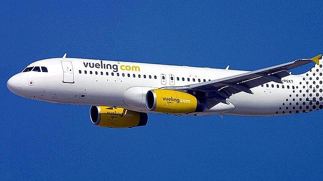 Vueling transporta en España más pasajeros que Iberia, su máximo accionista