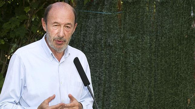 Rubalcaba celebra la prórroga de los 400 euros a parados: «Ha valido la pena»