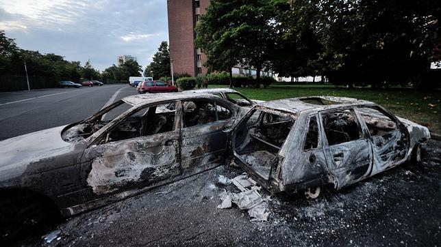 Hollande celebra sus cien días con estallidos de violencia suburbana