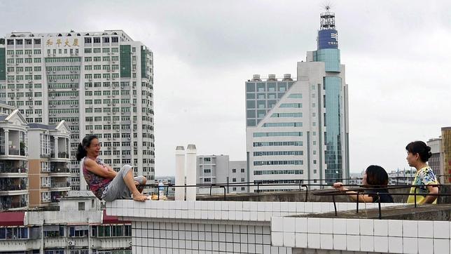 Evitan que una mujer china se tire desde un edificio tras ahogar a su sobrino