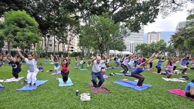Yoga a tres euros en El Retiro