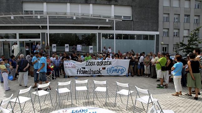Un grupo de Herrira se encierra en la catedral de Pamplona para pedir la libertad de Bolinaga