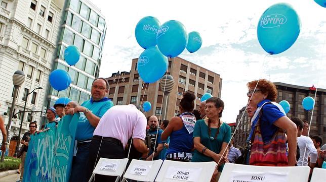 Detenidos seis miembros de Herrira por encadenarse a la Subdelegación de Gobierno en Bilbao