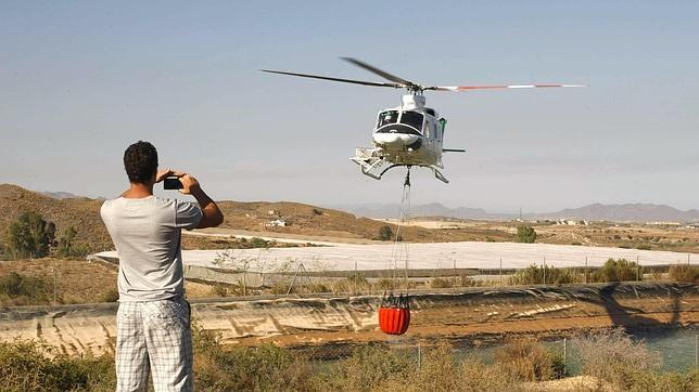 Desalojadas 50 personas por un incendio forestal en la localidad almeriense de Bédar