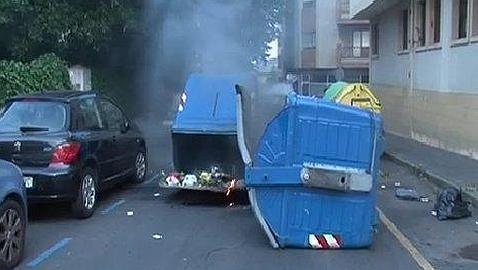 Encapuchados queman contenedores y lanzan octavillas a favor de Bolinaga