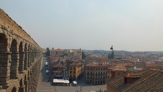 El humo y el olor a quemado procedentes del fuego de Robledo alcanzan Segovia