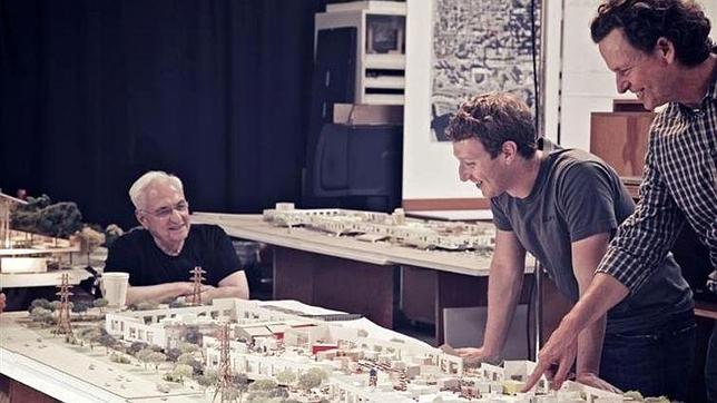 Zuckerberg enseña el campus de Facebook diseñado por Frank Gehry