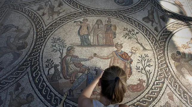 Un mosaico romano en Cátulo muestra todo su esplendor tras 20 siglos bajo tierra