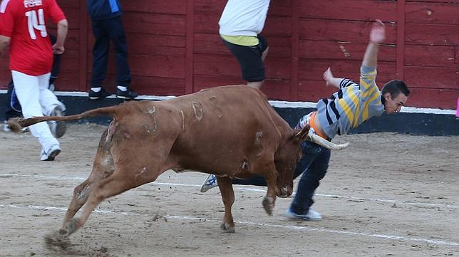 Dos heridos por asta de toro en el tercer encierro de «Sanse»