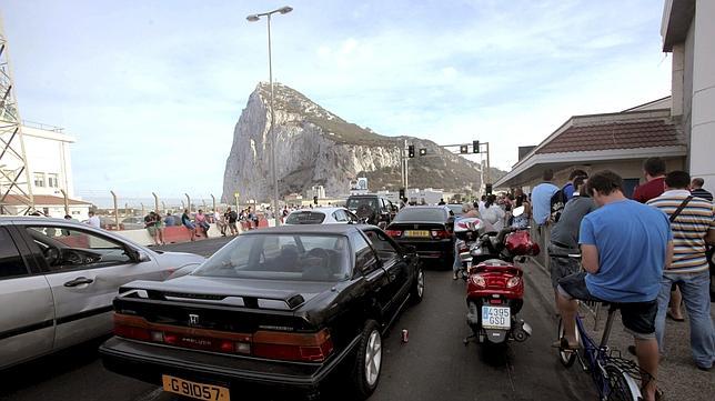 Un paquete sospechoso obliga a cortar el tráfico en la frontera con Gibraltar