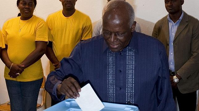 El presidente de Angola consigue la reelección entre sospechas de manipulación