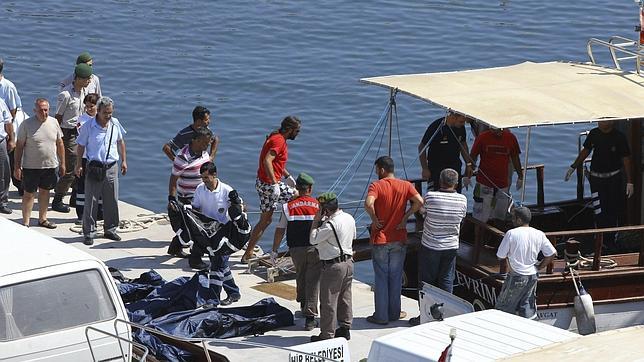 Sesenta inmigrantes muertos por el hundimiento de un barco en Turquía