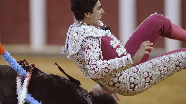 Cornada al banderillero Marcos Galán en Valladolid