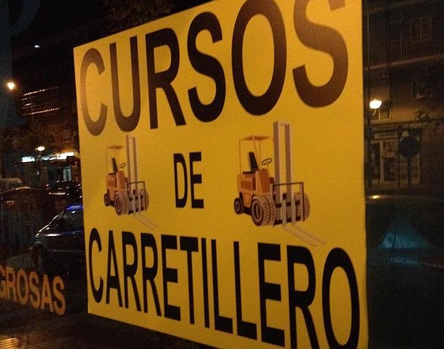 Decorador de platos, adiestrador de perro pastor o carretillero: cursos de formación insólitos para atemperar el paro