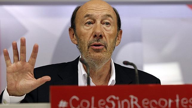 Rubalcaba defiende que paguen más «quienes más tienen, quienes más ganan y quienes más heredan»