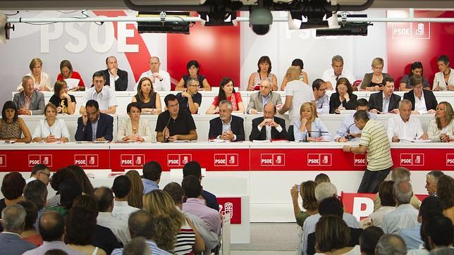 Rubalcaba expone a sus parlamentarios el giro de oposición del PSOE