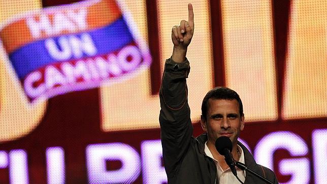 Capriles presenta su plan para los primeros 100 días de gobierno y propone subir el salario mínimo