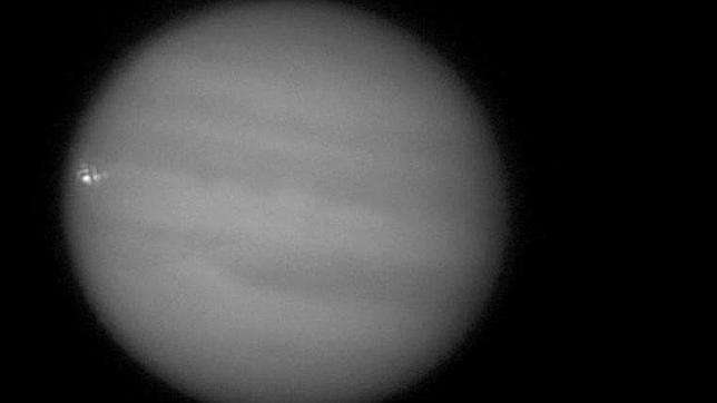 Un objeto choca contra Júpiter y produce un pequeño impacto visible desde la Tierra
