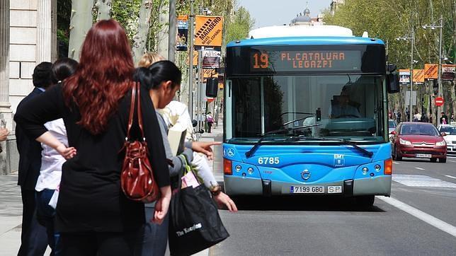 Baja un 5,1 % el número de viajeros de autobús y un 3,1 el de Metro