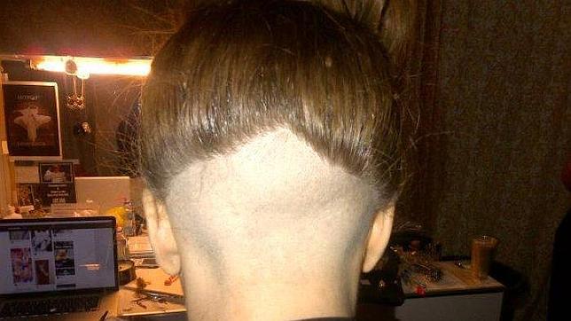 Lady Gaga se rapa en honor a la madre de su amigo Terry Richardson