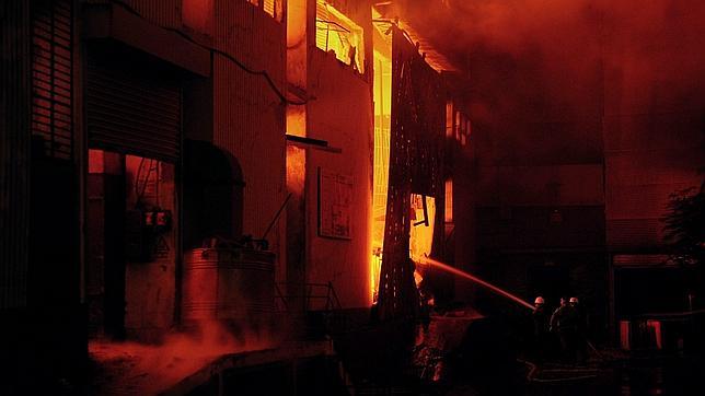 Más de 300 trabajadores muertos en un incendio de dos fábricas de Pakistán