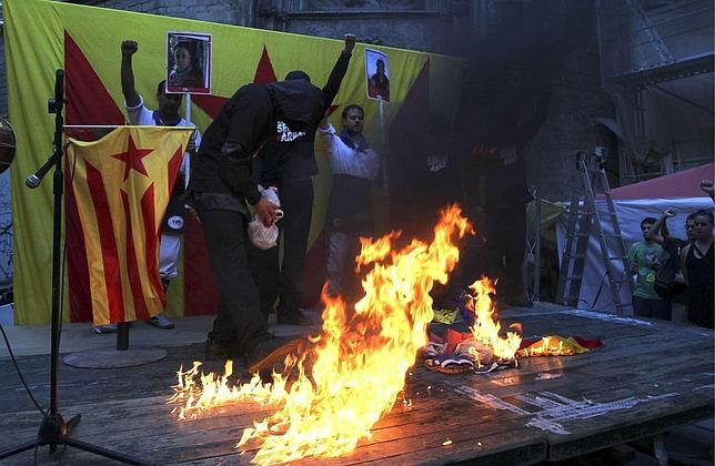 La Fiscalía catalana actuará si ve delito en la quema de banderas en la Diada