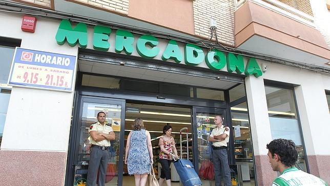 IU y el PC denuncian que los supermercados tiren comida antes de que caduque