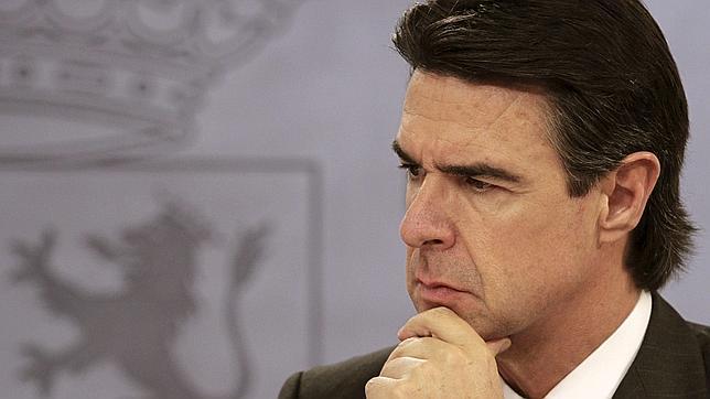 José Manuel Soria: «Las petroleras deben bajar los precios; si no, habrá medidas tributarias»