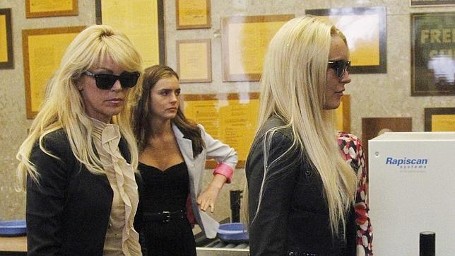 Dina Lohan responsabiliza al representante de Lindsay de los actos de su hija